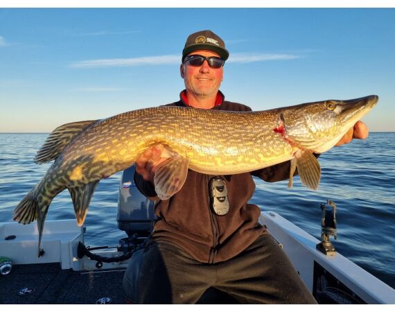 Book a fishing guide for pike fishing in France